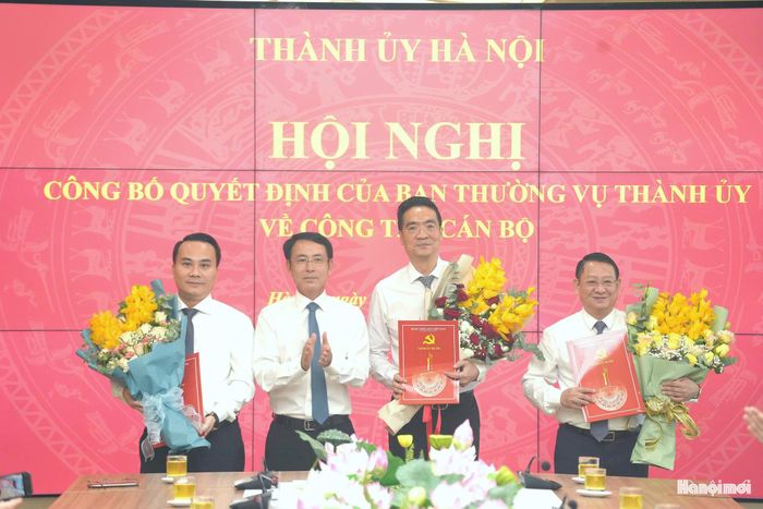 Phó Bí thư Thường trực Thành ủy Hà Nội Nguyễn Trọng Đông trao quyết định và tặng hoa chúc mừng các đồng chí nhận nhiệm vụ mới. Ảnh: Phạm Hùng