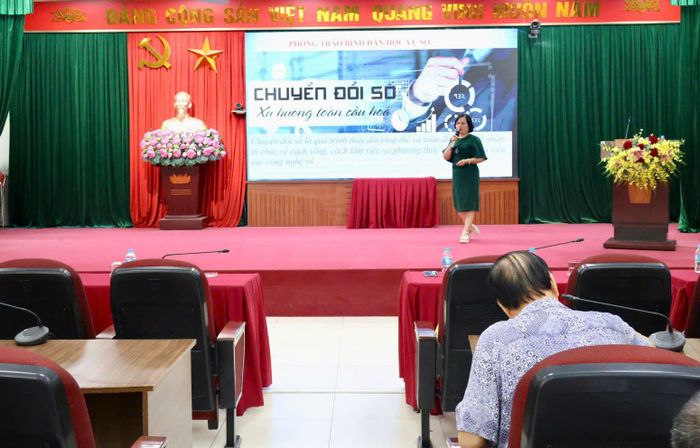 Các đại biểu tham dự hội nghị tìm hiểu những nội dung thiết thực về kỹ năng số, hưởng ứng phong trào “Bình dân học vụ số”. Ảnh: QA