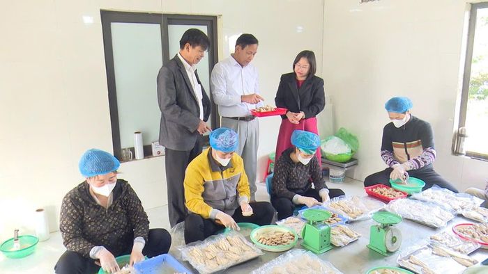 Ông Đặng Văn Quý chia sẻ kinh nghiệm nuôi, chế biến cá rô đầu vuông tại các hội nghị và khách đến tham quan mô hình. Ảnh: HND