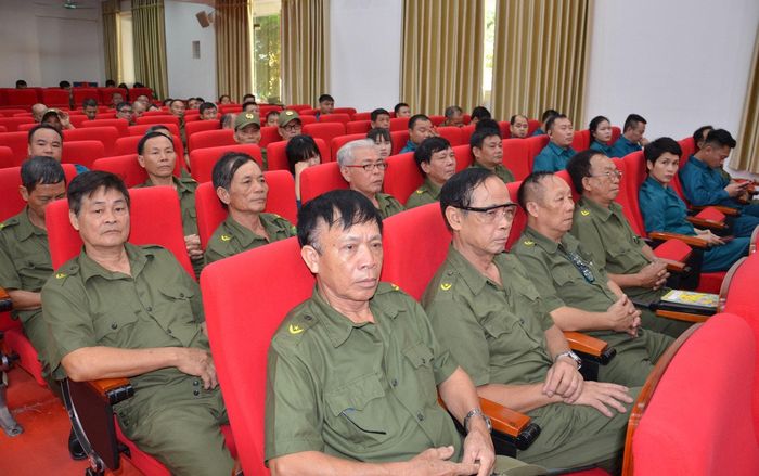 230 cán bộ, chiến sĩ Đội xung kích phòng, chống thiên tai và tìm kiếm cứu nạn phường Tùng Thiện tham gia huấn luyện. Ảnh: TH