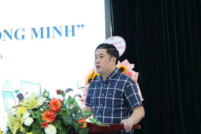 Chủ tịch UBND phường Cầu Giấy Ngô Ngọc Phương phát biểu tại buổi lễ. Ảnh: Vân Nhi