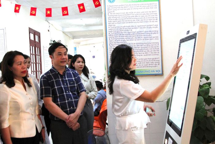Các đại biểu tham quan mô hình. Ảnh: Vân Nhi