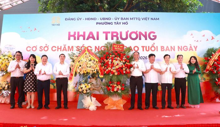 Lãnh đạo Bộ Y tế tặng hoa chúc mừng phường Tây Hồ. Ảnh: PV