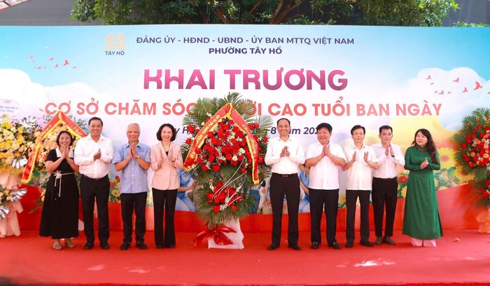 Lãnh đạo thành phố Hà Nội tặng hoa chúc mừng phường Tây Hồ. Ảnh: PV