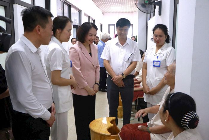 Các đại biểu tham quan mô hình. Ảnh: PV