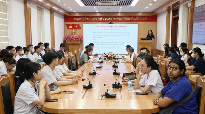 PGS.TS.BS Phan Thu Phương, Viện trưởng Viện Hô hấp - Bệnh viện Bạch Mai trình bày tham luận ở phiên 2. Ảnh: Minh Thu