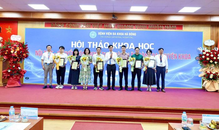 TS.BS Nguyễn Thành Vinh, Giám đốc Bệnh viện Đa khoa Hà Đông trao Thư cảm ơn các nhà tài trợ hỗ trợ tổ chức hội thảo thành công. Ảnh: Minh Thu