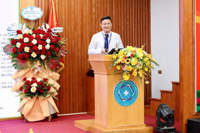PGS.TS.BS Phan Hướng Dương, Phó Giám đốc Bệnh viện Nội tiết Trung ương trình bày tham luận ở phiên 1. Ảnh: Minh Thu