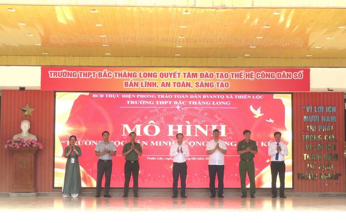 Các đại biểu thực hiện nghi thức ra mắt mô hình “Trường học văn minh - cộng đồng gắn kết”. Ảnh: PV