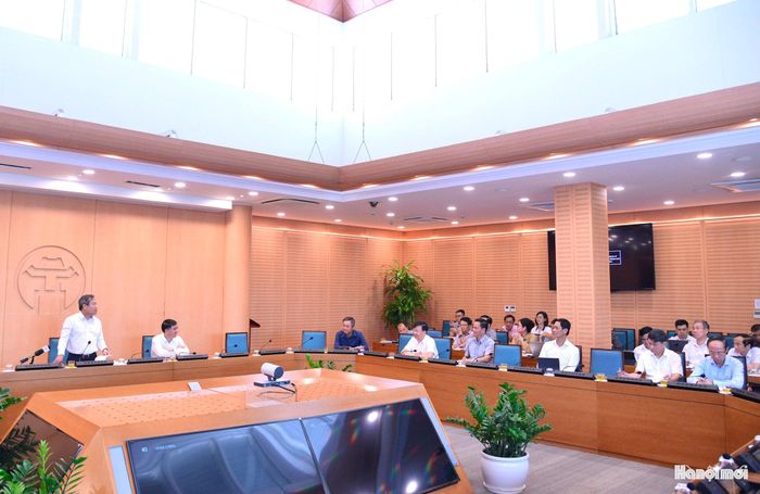 Chủ tịch UBND thành phố Vũ Đại Thắng, Trưởng ban Chỉ đạo phòng, chống lãng phí thành phố chủ trì cuộc họp Ban Chỉ đạo. Ảnh: Viết Thành