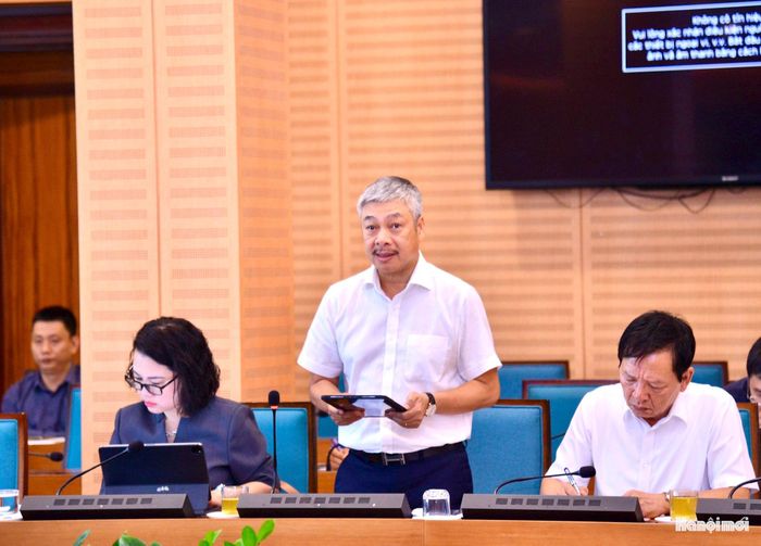 Phó Giám đốc Sở Tài chính Hà Nội Vũ Duy Tuấn trình bày báo cáo. Ảnh: Viết Thành
