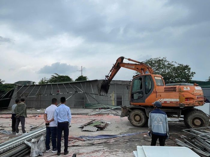 Lực lượng chức năng phường Thanh Liệt tiến hành tháo dỡ các công trình vi phạm trên đường 25m Tân Triều mới (phố Vũ Đức Úy). Ảnh: Hậu Lộc