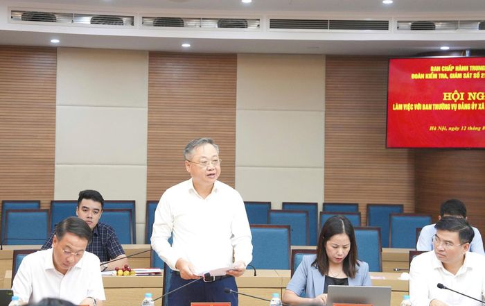 Bí thư Đảng ủy xã Gia Lâm Lê Ngọc Anh báo cáo tại hội nghị. Ảnh: PV