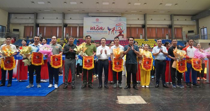 Lãnh đạo Sở Văn hóa, Thể thao và Du lịch, Trung tâm Văn hóa, Thông tin và Thể thao phường Cầu Giấy (Hà Nội) tặng hoa và cờ lưu niệm cho các đoàn tham dự giải. Ảnh: Hà Ngân