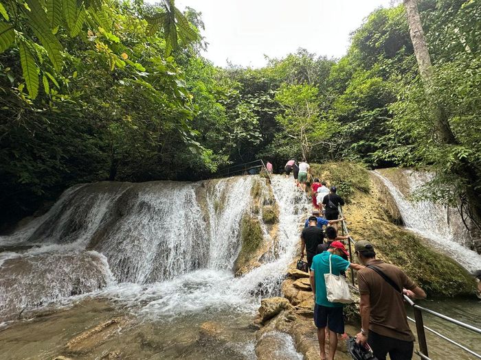 Du khách khám phá thác Khuổi Nhi. Ảnh: Hoàng Quyên