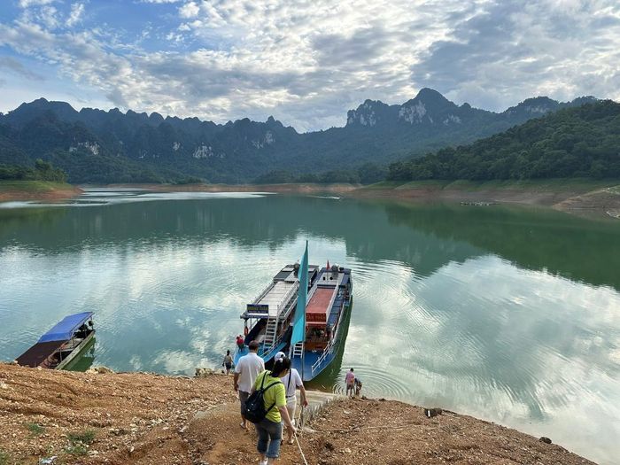 Hồ Na Hang có vẻ đẹp hoang sơ và bình yên. Ảnh: Hoàng Quyên