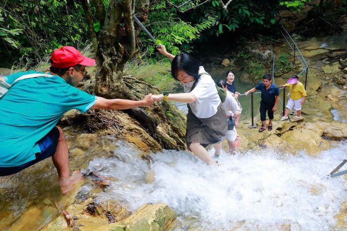 Thác Khuổi Nhi có độ khó vừa phải, dễ chinh phục. Đến đây, du khách có thể trải nghiệm hoạt động leo thác, tắm suối. Ảnh: Việt Cường