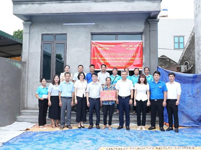 Gia đình bà Đoàn Thị Vẫy, xã Thuận An được trao kinh phí xây nhà Đại đoàn kết. Ảnh: Vân Thư.