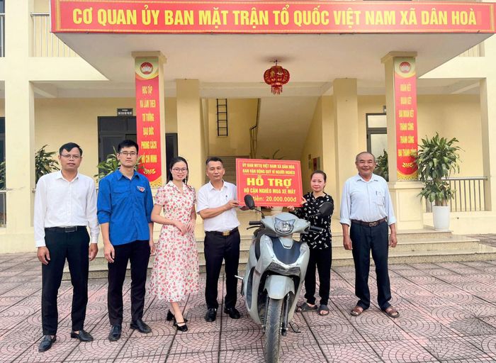 Lãnh đạo Ủy ban MTTQ Việt Nam xã Dân Hòa trao hỗ trợ cho gia đình chị Lương Thị Toán. Ảnh: DH.