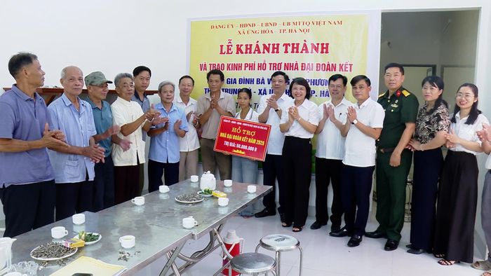 Xã Ứng Hòa cũng đã hỗ trợ kinh phí xây nhiều ngôi nhà Đại đoàn kết cho người dân khó khăn. Ảnh: Nguyễn Hằng.