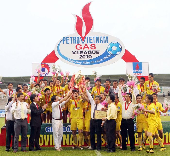 HLV Phan Thanh Hùng (áo trắng thứ 3 bên phải) đã đưa Hà Nội T&T giành chức vô địch V.League năm 2010. Ảnh: CLB Hà Nội