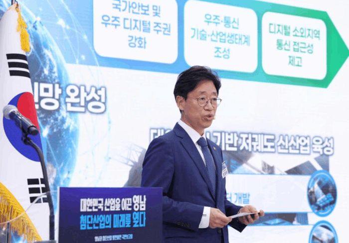 Giám đốc Cơ quan Hàng không Vũ trụ Hàn Quốc Oh Tae-seok công bố chiến lược phát triển ngành vũ trụ - hàng không tại tỉnh Nam Gyeongsang, ngày 3-7-2026. Ảnh: Phủ Tổng thống Hàn Quốc