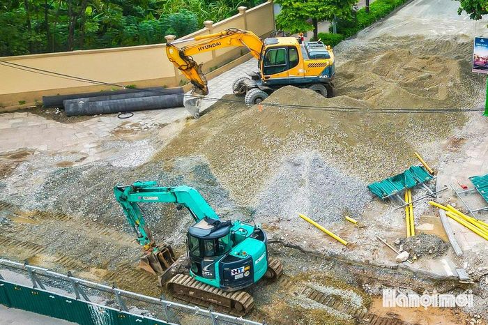 Hàng loạt máy móc, thiết bị cùng lực lượng công nhân được huy động, làm việc với cường độ cao nhằm bảo đảm tiến độ