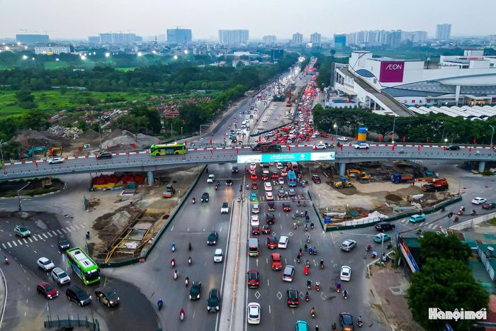 Trong thời gian thi công, việc dựng rào chắn tại nhiều vị trí khiến mặt đường bị thu hẹp đáng kể. Đây cũng là nguyên nhân khiến giao thông khu vực thường xuyên ùn ứ, đặc biệt vào các khung giờ cao điểm. Lưu lượng phương tiện lớn cùng mặt cắt đường bị hạn chế tạo thành “nút thắt cổ chai”, gây khó khăn cho người tham gia giao thông.