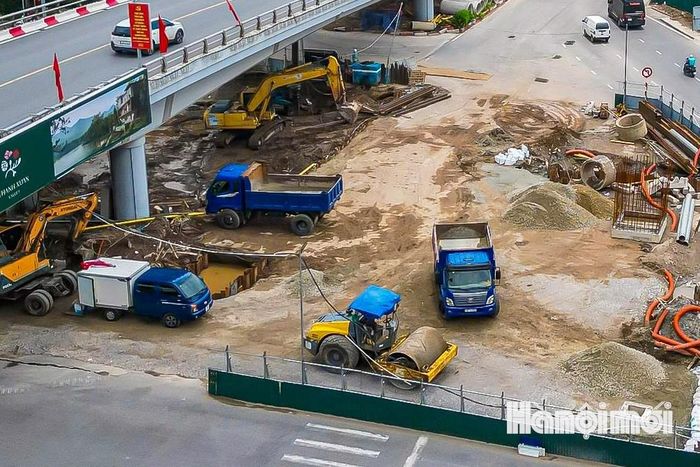 Trên công trường, các nhà thầu tổ chức thi công theo hình thức “cuốn chiếu”, đồng thời triển khai kết cấu hầm, đường dẫn và hệ thống hạ tầng kỹ thuật.