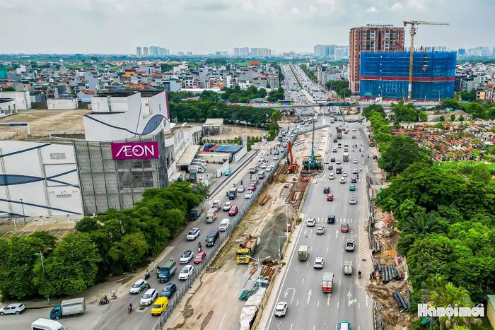 Do đó, bên cạnh việc đẩy nhanh tiến độ công trình, việc tổ chức giao thông, bố trí lực lượng hướng dẫn, phân luồng phương tiện tại khu vực thi công cũng cần được duy trì phù hợp, hạn chế ảnh hưởng đến việc đi lại của người dân.