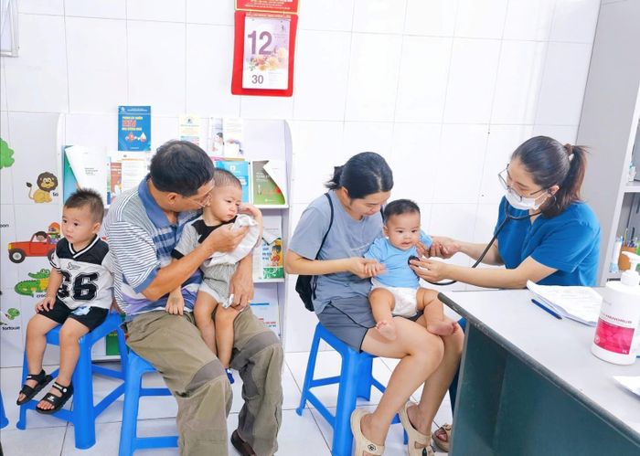 Trẻ được khám sức khỏe toàn diện, góp phần phát hiện sớm những dấu hiệu bất thường. Ảnh: TYT