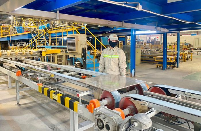 Công nhân vận hành dây chuyền sản xuất tại Nhà máy Prime Tiền Phong (Phú Thọ). Ảnh: T.Hoa