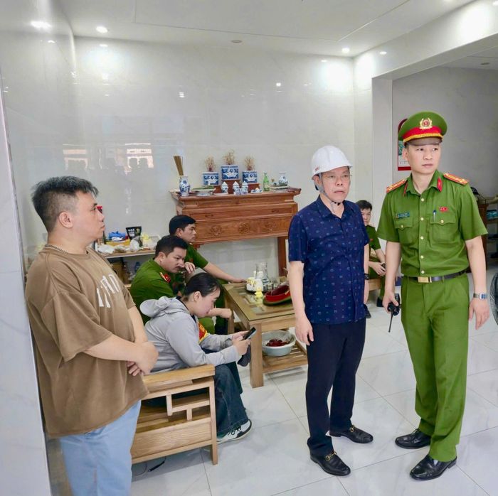 Chủ tịch UBND phường Thanh Xuân Đỗ Quang Dương (đội mũ bảo hộ) kiểm tra công tác tổ chức cưỡng chế, xử lý vi phạm trật tự xây dựng tại nhà NC2. Ảnh: Tùng Lâm.