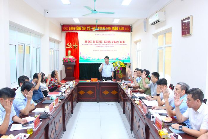 Ban Chấp hành Đảng bộ phường Giảng Võ tiến hành biểu quyết thông qua Nghị quyết hội nghị chuyên đề. Ảnh: TT