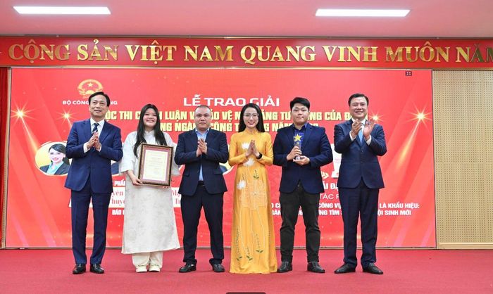 Trao giải cho các tác giả đạt giải đặc biệt. Ảnh: Cấn Dũng