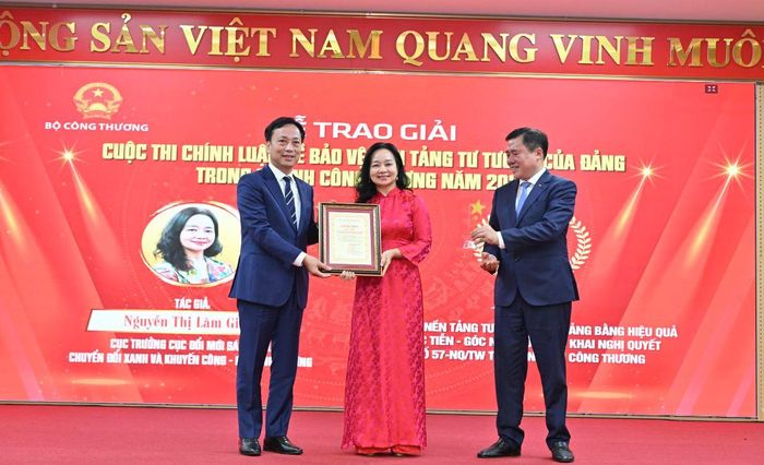 Trao giải cho tác giả đạt giải Nhất. Ảnh: Cấn Dũng