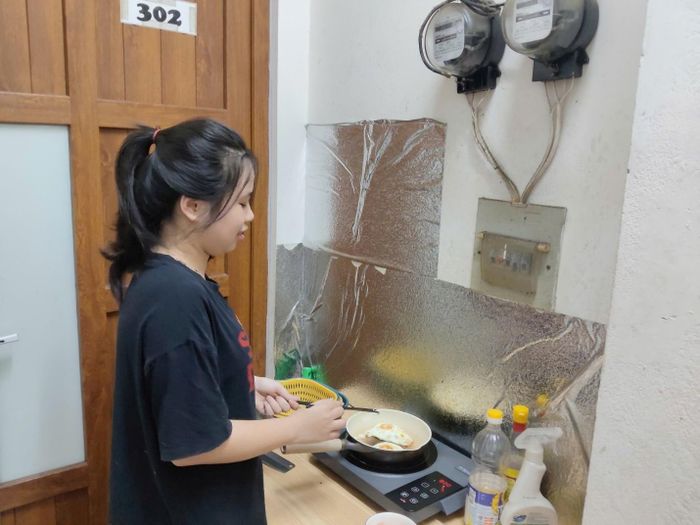 Ngọc Anh và các bạn cùng phòng đều sử dụng các thiết bị điện một cách khoa học để tiết giảm chi phí. Ảnh: Khắc Kiên