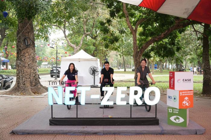 Các bạn trẻ hưởng ứng Chiến dịch Giờ trái đất 2026. Ảnh: Khắc Kiên
