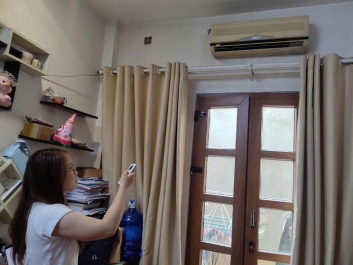 Tắt điều hòa sử dụng gió tự nhiên cũng là giải pháp để tiết kiệm. Ảnh: Khắc Kiên