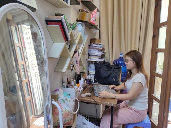 Sinh viên Nguyễn Thị Ngân bên góc học tập sử dụng ánh sáng tự nhiên. Ảnh: Khắc Kiên