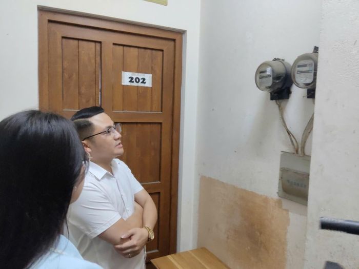 Chủ nhà trọ Nguyễn Tài Dũng thường xuyên kiểm tra công tơ và hệ thống dây dẫn điện để tránh tiêu hao năng lượng. Ảnh: Khắc Kiên
