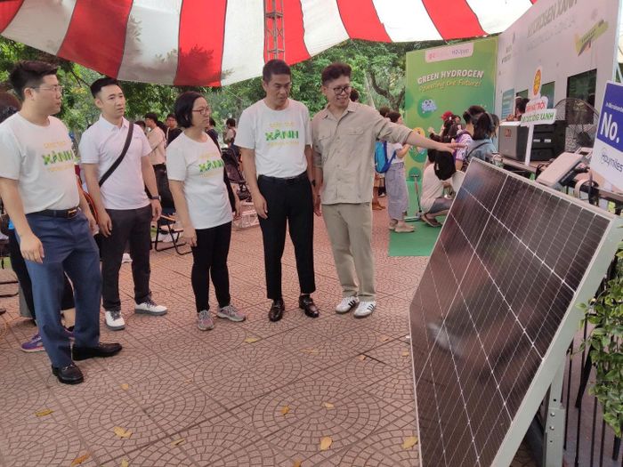 Ông Nguyễn Đình Thắng, Phó Giám đốc Sở Công Thương Hà Nội (thứ 2 từ phải sang) đang nghe giới thiệu về pin mặt trời tại lễ phát động Chiến dịch giờ trái đất 2026. Ảnh: Khắc Kiên