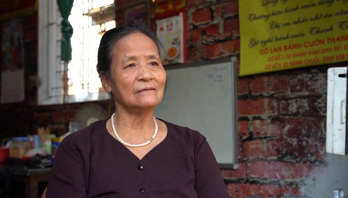 Bà Hoàng Thị Lan hơn nửa thế kỷ miệt mài làm bánh cuốn Thanh Trì theo cách truyền thống. Ảnh: Nguyễn Công