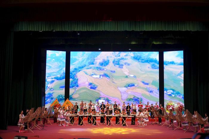 Học sinh trình diễn các tiết mục sân khấu, thanh nhạc và nhạc cụ tại chương trình. Ảnh: Mai Khôi