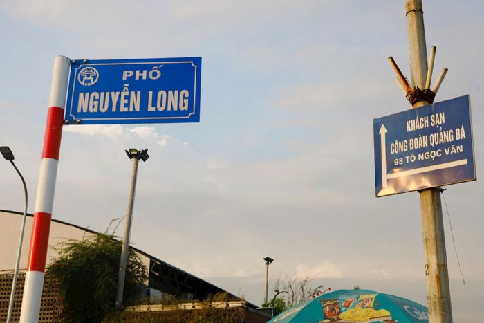 Gắn biển tên phố Nguyễn Long. Ảnh: Thu Trang