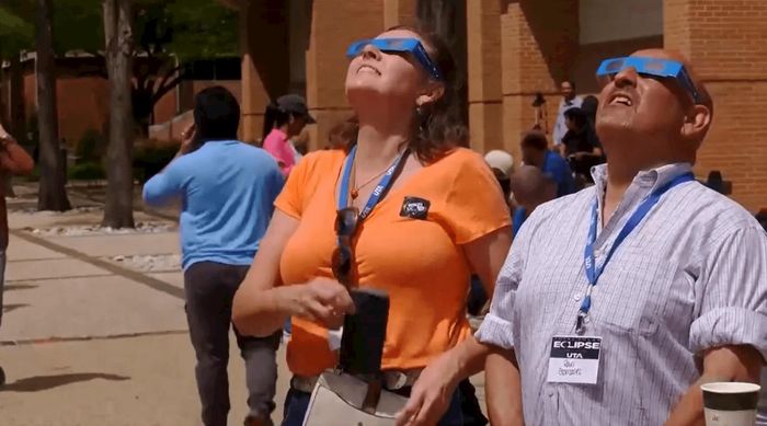 Người dân quan sát nhật thực tại Đại học Texas ở Arlington, Mỹ năm 2024. Ảnh: Reuters