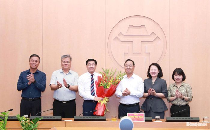 Các đồng chí lãnh đạo Văn phòng UBND thành phố chúc mừng tân Phó Chánh Văn phòng UBND thành phố Vũ Huy Bình. Ảnh: Đình Hiệp