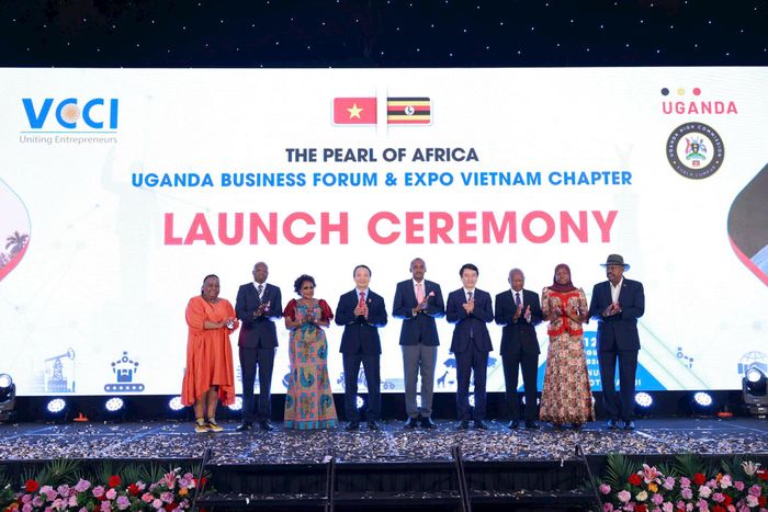 Các đại biểu thực hiện nghi thức công bố "Viên ngọc châu Phi - Diễn đàn & Triển lãm doanh nghiệp Uganda tại Việt Nam". Ảnh: PV