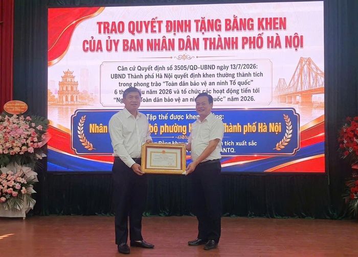 Bí thư Đảng ủy phường Hồng Hà Bùi Tuấn Anh trao tặng Bằng khen của UBND thành phố Hà Nội tặng nhân dân và cán bộ phường Hồng Hà. Ảnh: Phương Thảo