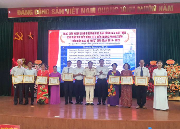 Nhiều tập thể, cá nhân được khen thưởng. Ảnh: Phương Thảo